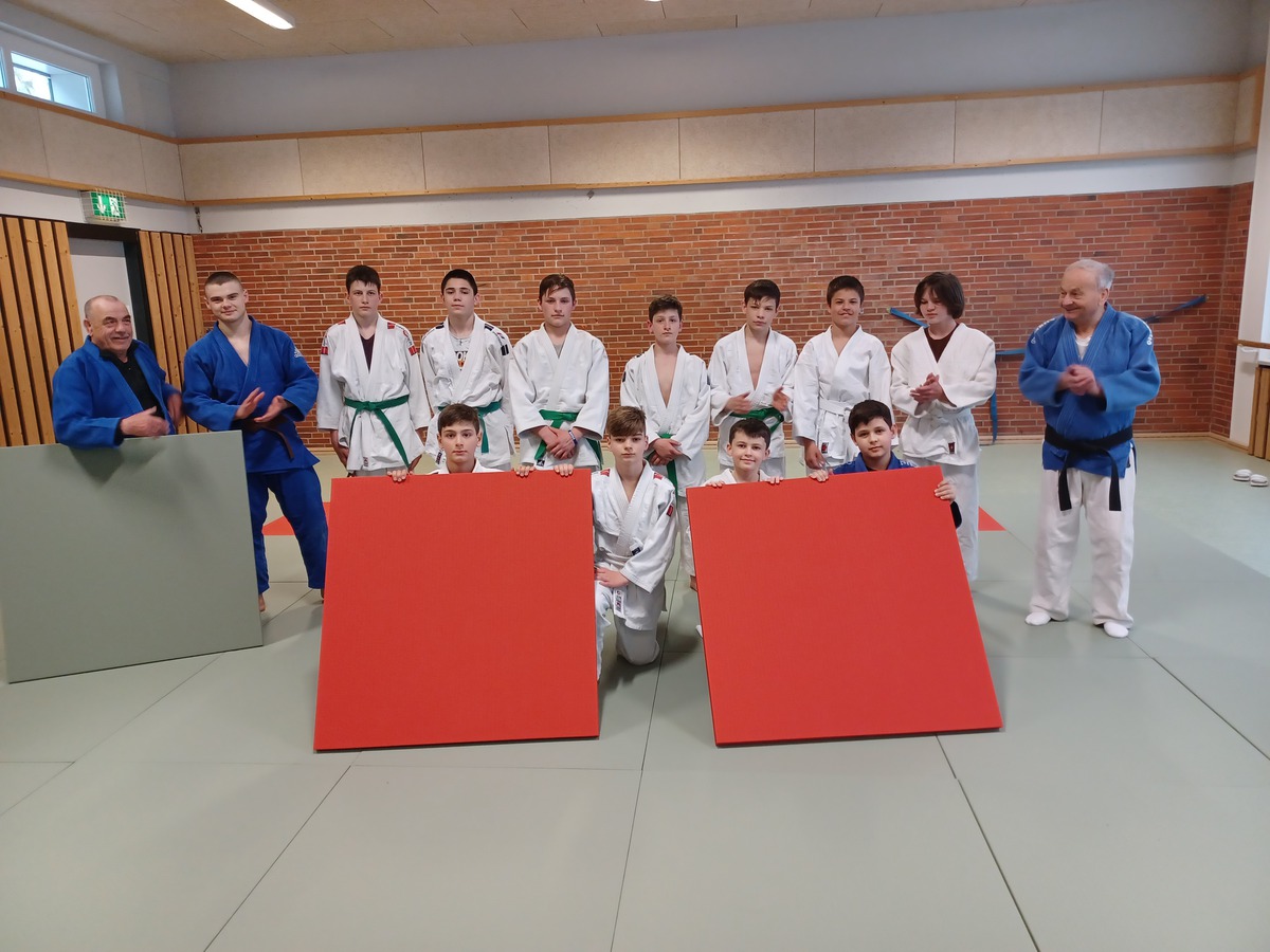Neue Judo-Matten in der Gymnastikhalle des Ratsgymnasiums, der neuen 